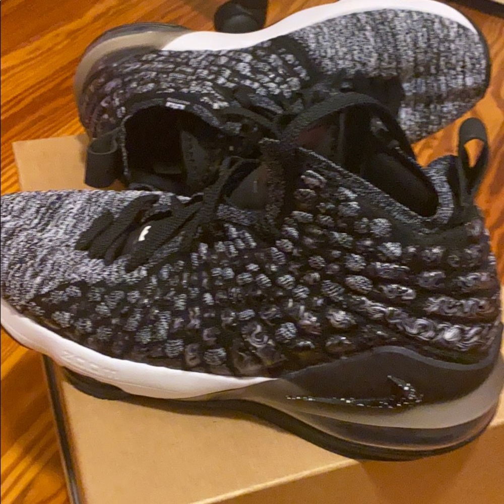 Nike Lebrons ( Size 7 Kids ) Fits Woman’s 8.5